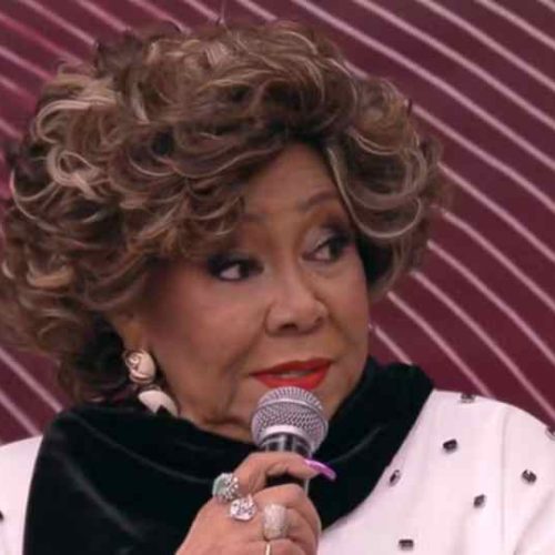 Ao vivo, Alcione jura Trump de macumba e defende Alexandre de Moraes