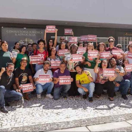 Após pressão de mães e decisão judicial, sindicato encerra greve em Lauro de Freitas