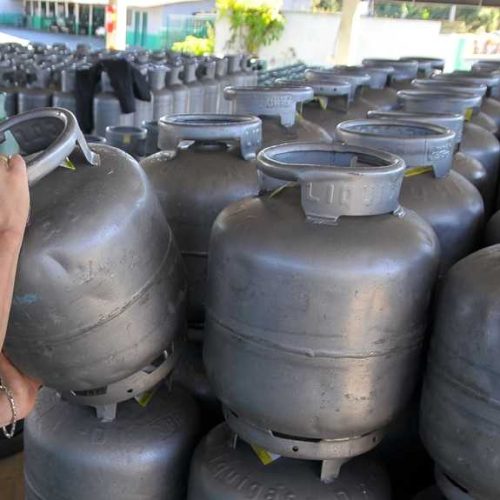 Após promessa de gás grátis, reajuste de R$ 5 recai sobre consumidores fora do benefício