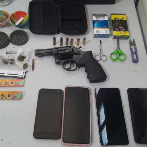 Arma e drogas são apreendidas em táxi na entrada de Rio de Contas