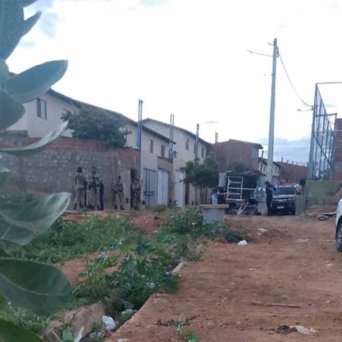 Ataque violento deixa um inocente morto em invasão de bandidos armados na cidade de Brumado