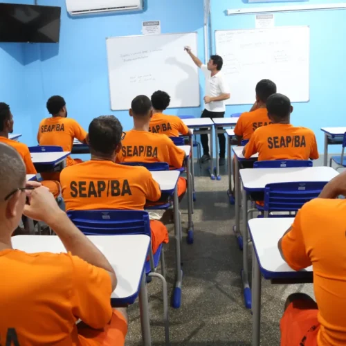 Atrás das grades, mas em busca de recomeço: custodiados batem recorde no ENCCEJA na Bahia