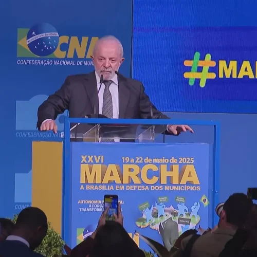Lula é recebido com vaias na Marcha dos Prefeitos