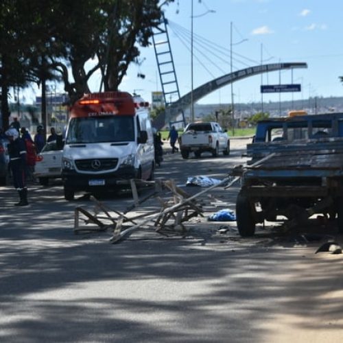 Batida entre carro e caminhonete deixa um morto e dois feridos em Vitória da Conquista