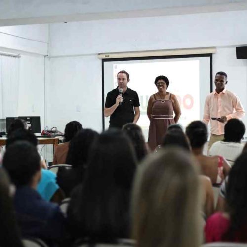 Brumado empossa 33 monitores para atender crianças com deficiência na rede municipal