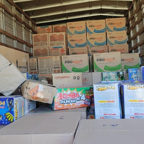 CIPRv apreende carga de fogos de artifício com indícios de fraude fiscal na BA-262 