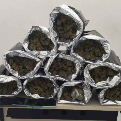 CIPRv intercepta veículo com drogas e celulares em Vitória da Conquista