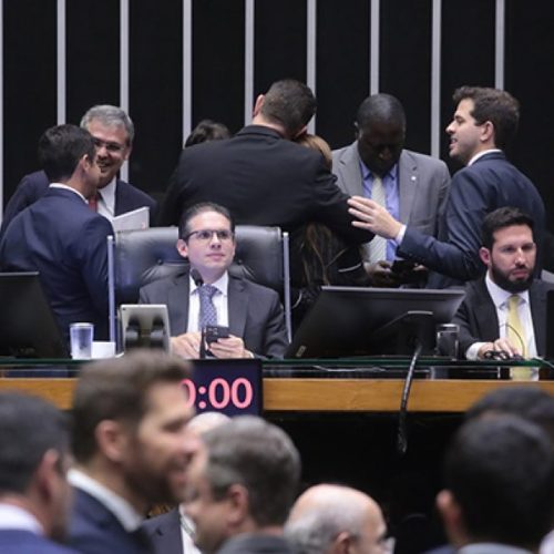 Câmara impõe derrota ao governo Lula e aprova urgência de projeto que derruba decreto do IOF
