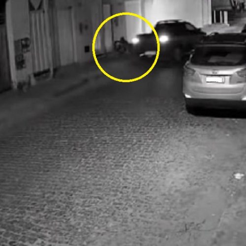 Câmeras flagram momento em que carro invade calçada e passa por cima de moto na cidade de Brumado
