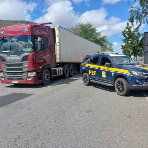 Caminhão adulterado é flagrado em Jequié; motorista e passageira vivem momento de tensão durante abordagem