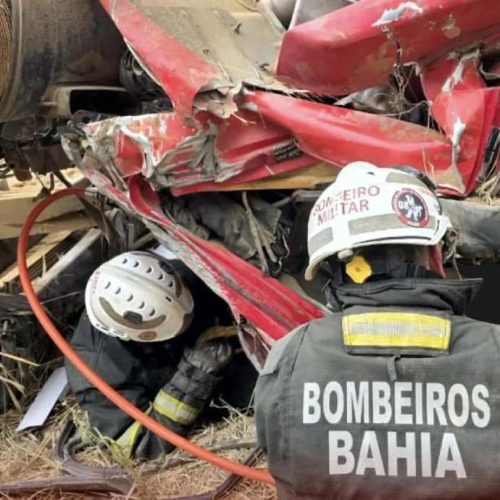 Caminhão capota na Serra de Inhobim e motorista morre preso às ferragens