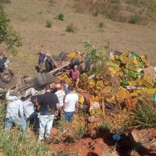 Caminhão carregado com bananas tomba na BR-030 em Caetité; motorista preso às ferragens