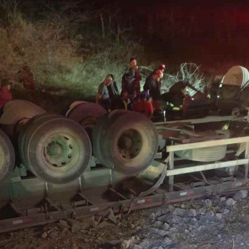 Caminhão tomba em curva da BA-262 e motorista de 29 anos fica ferido