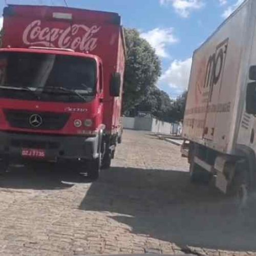 Caminhões param lado a lado e travam trânsito em rua de Guanambi