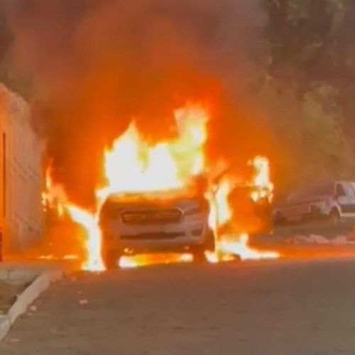 Caminhonete da Prefeitura de Manga carregada com fogos de artifício pega fogo