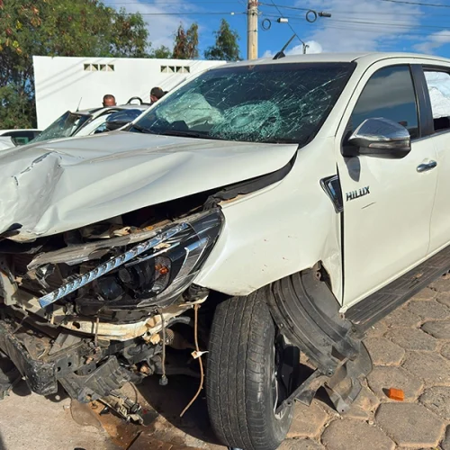 Caminhonete invade contramão e provoca grave acidente em Livramento 