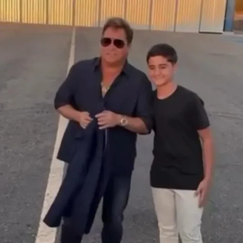 Cantor mirim realiza sonho e canta para Leonardo durante visita surpresa a Brumado