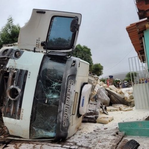 Carreta carregada de cimento perde freio e passa por cima de carro em Maracás