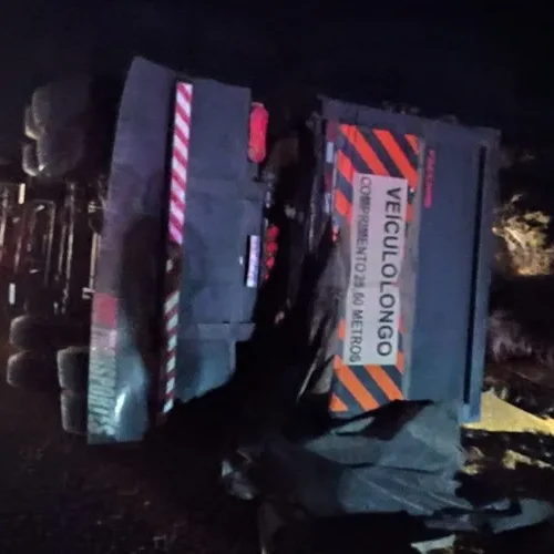 Carreta carregada de milho tomba na BR-030 ao desviar de motocicleta em Brumado