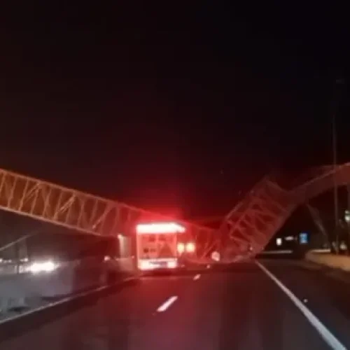 Carreta derruba passarela na BR-324 na cidade de Amélia Rodrigues; sentido Salvador