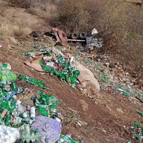 Carreta tomba na “Curva da Morte” e deixa um morto na Serra dos Brindes, em Guanambi
