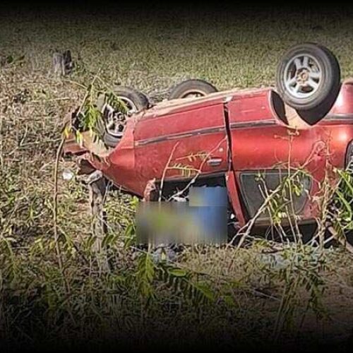 Carro capota várias vezes na BA-152 e passageiro morre em Paramirim