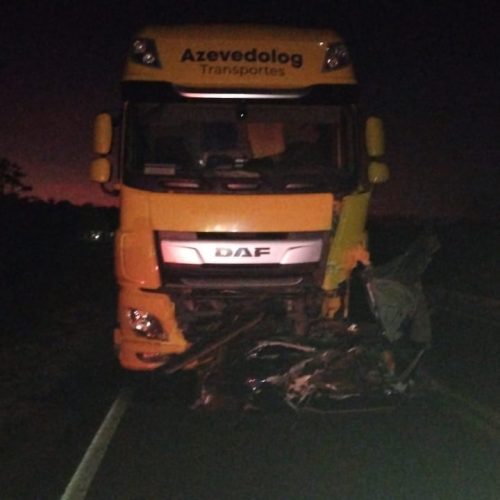 Carro parte ao meio após batida com caminhão na BR-030 em Rio do Antônio; uma pessoa morreu