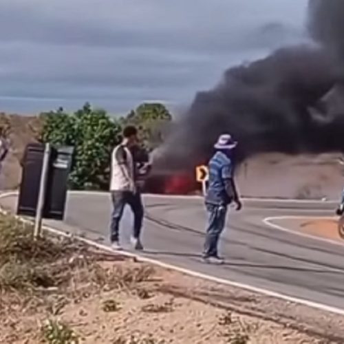 Carro pega fogo após colisão e motorista escapa com vida na BA-142 em Tanhaçu