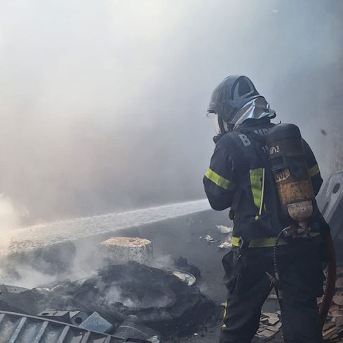 Chamas atingem oficina de caminhões e mobilizam bombeiros em Luís Eduardo Magalhães