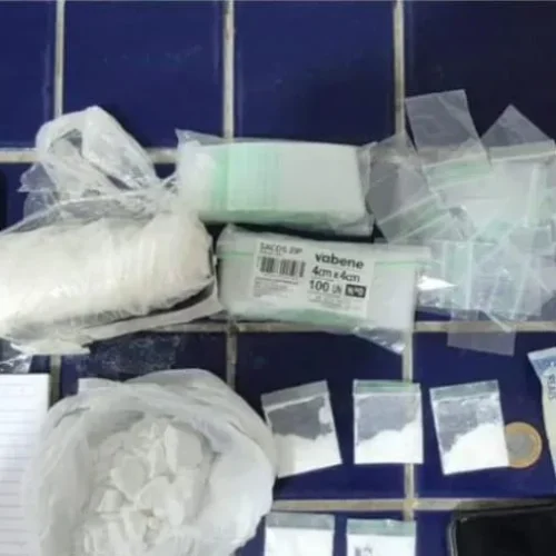 Cipe Sudoeste prende suspeito de tráfico com cocaína e balança em Jânio Quadros