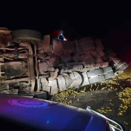 Colisão com carreta tombada deixa mulher em estado grave na BA-026 no município de Maracás