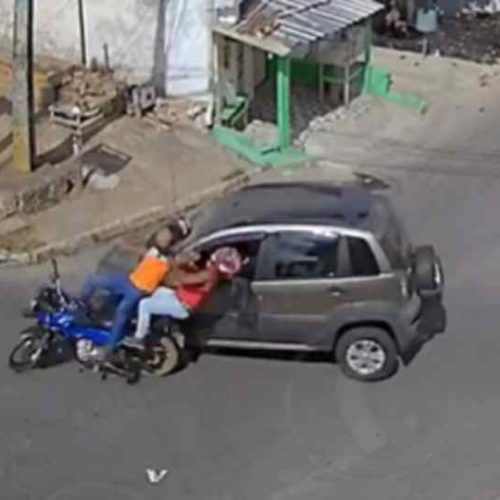 Colisão entre carro e moto deixa duas pessoas feridas em Vitória da Conquista