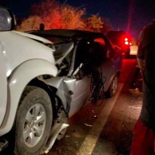 Colisão frontal entre caminhonete e carro deixa idoso morto na BR-122, em Pindaí 