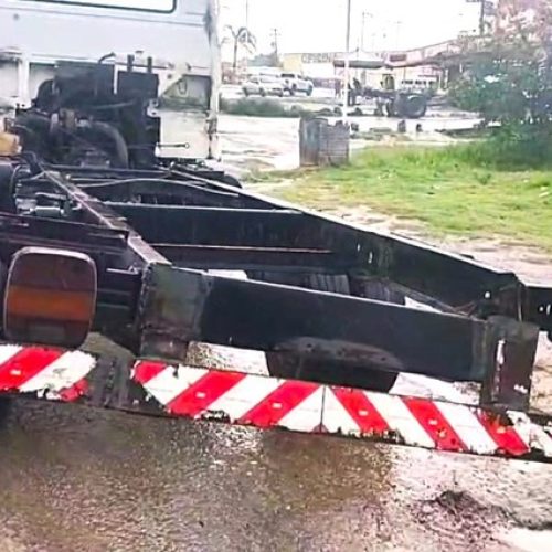 Com chassi empenado e tanque de combustível improvisado, caminhão é retido pela PRF em Santo Antônio de Jesus