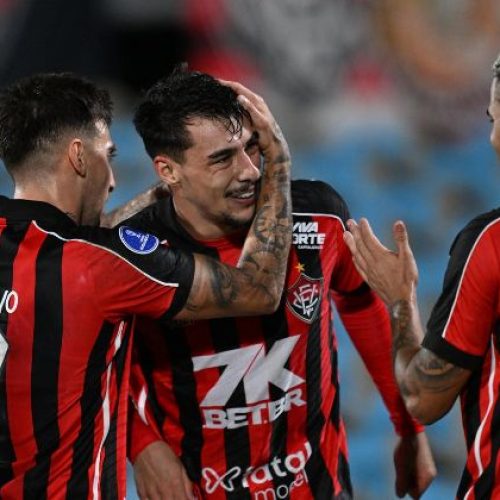 Com golaço de Claudinho, Vitória bate o Cerro Largo e segue vivo na Sul-Americana