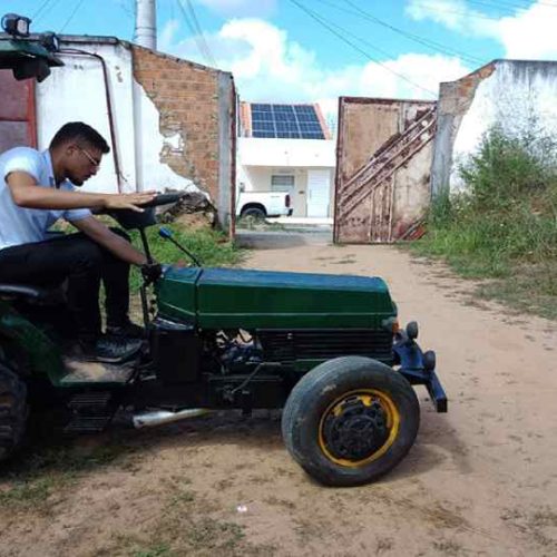 Com talento e sucata, jovem baiano constrói trator e sonha com Engenharia