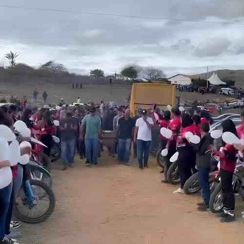 Corpo de mulher atropelada e esfaqueada é sepultada em Planalto; crime gera revolta e comoção na região