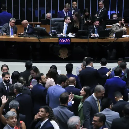 Deputados da Bahia dividem votos na derrubada do decreto do IOF; PSD se abstém e governo perde apoio