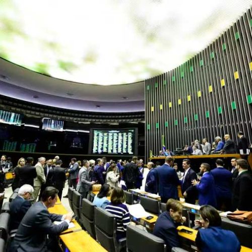 Derrota na CPI do INSS frustra aliados do governo e ameaça estratégia de defesa de Lula