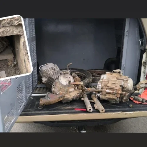 Desmanche clandestino de motos é descoberto em matagal e polícia apreende motores raspados no município de Contendas do Sincorá