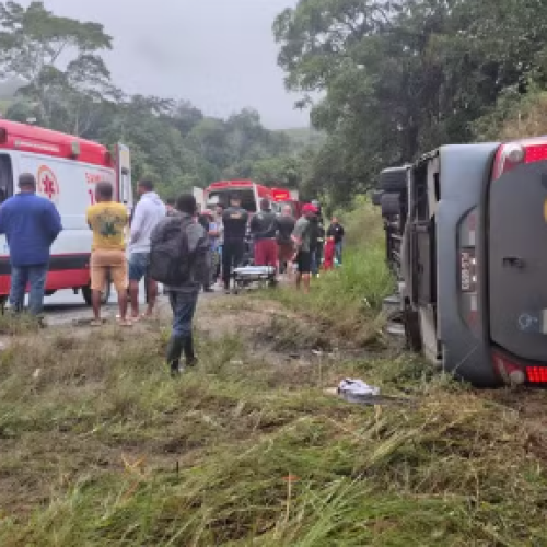 Duas idosas morrem após ônibus tombar na BA-120, em Ibirataia