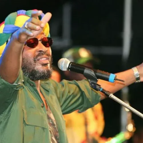Edson Gomes é confirmado no palco principal do Lollapalooza 2026 e fãs comemoram