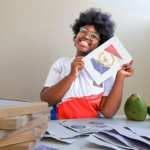 Estudante baiana cria papel sustentável a partir de resíduos de coco