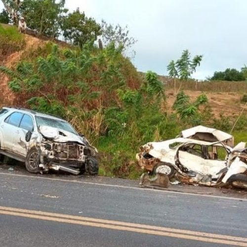 Ex-vereador e filho morrem após batida entre carros em Itamaraju