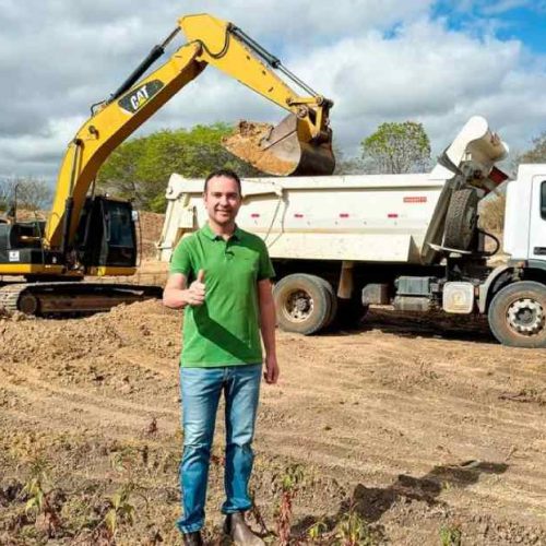 Fabrício Abrantes acompanha limpeza de aguada e reforça atenção à zona rural de Brumado