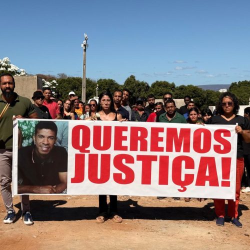 Família protesta e cobra justiça por morte de evangélico baleado por engano em confronto de facções na cidade de Brumado