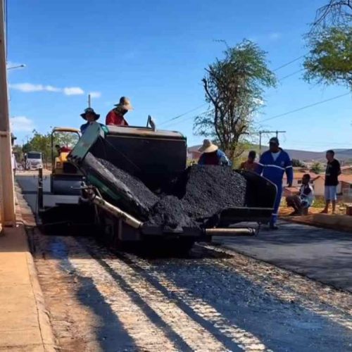 Feriadão com asfalto na pista e prefeito Fabrício Abrantes no batente em Brumado