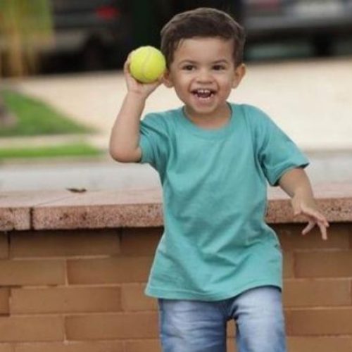 Filho de Marília Mendonça usa sensor para controlar doença crônica