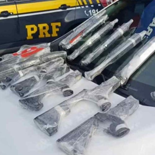Fuzis escondidos em carro revelam plano de facção baiana