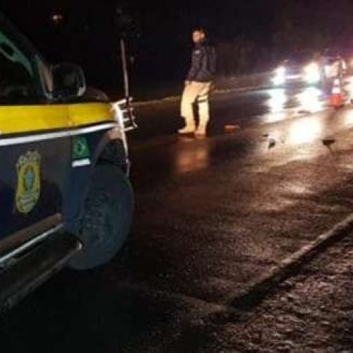 Gol cai em ribanceira e pega fogo após colisão com carreta na BR-116 em Vitória da Conquista; uma pessoa morreu